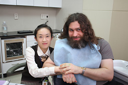 Я со старшей медсестрой протезного отделения (фото ©2009 Pohang MIR dental clinic)