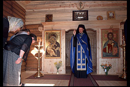 Иеромонах Климент благословляет молящихся